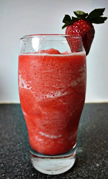 strawberry smoothie surprise - strawberry smoothie without yogurt
